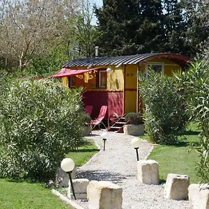 Mas Maurane-roulotte Avec Privé Couette-café Tarascon